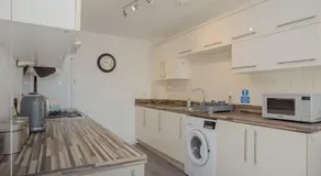 Modern 5BR Home Near City Attractions - Peterborough - Image 5