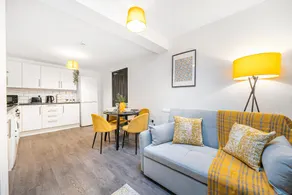5-Bedroom apartment in Manchester - all en-suite bathrooms - sleeps 10 - free parking - Image 3
