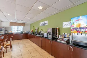 Sleep Inn & Suites Harrisonburg on University - Image 4