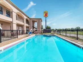 Super 8 by Wyndham Greenville - Image 2