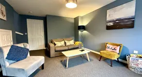 3 bedroom hse with parking & garden sleeps 5 - Image 2
