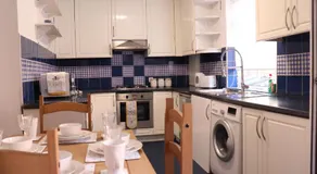 Lovely 7 Bed Modern House 10 Mins City Centre - Image 2