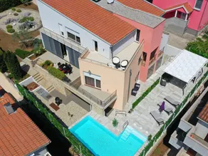Fabulous villa with private  pool, fenced garden, roofed terrace, great location - Image 2