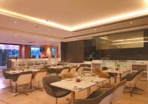 E Mall Hotel - Image 4