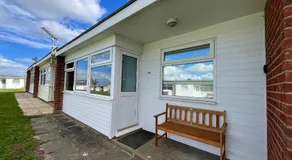 319, Two bed newly refurbished chalet on Sund0wner Holiday Park - Sleeps 5, pet friendly - Includes electricity, bed linen and towels - Entertainment options close by - Image 5
