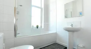 Spacious 3 Bed Apartment in Halifax Centre - Image 5