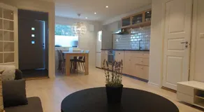 Central apartment with 2 bedrooms and free parking - Image 2