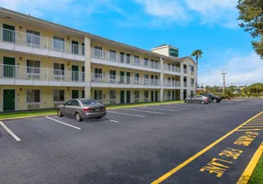 HomeTowne Studios by Red Roof Orlando - UCF Area - Image 3