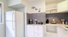 Cozy 2 Bedroom Suite Near Ctrain Mall and Downtown - Image 5