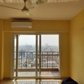 Spacious 3 bedroom Flat with essential amenities - Image 5