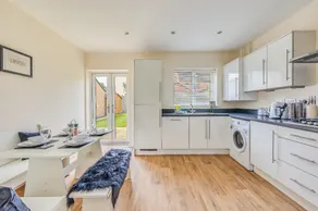 Beautiful Detached House • Excellent Location • Driveway Parking • Office • Smart TVs • Fast Wifi • Yoko Property - Image 3
