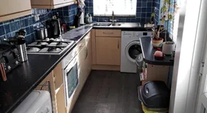 Double Ensuite in a colourful quirky terrace on a quiet leafy street - Image 2