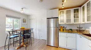Pinecrest #1 2BR 4 Beds Free Parking - Image 4