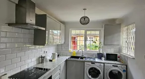 Modern and Spacious Central 1 Bedroom Apartment with Balcony - Image 2