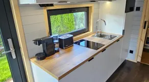 Bohnapartments-HoimBracht Eggenthal-Tiny Houses-Parkplatz-mit Hund - Image 4