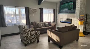 The Oasis Hotel & Bar - Image 4