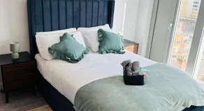 Stylish Modern 1-Bed Apartment - Image 4