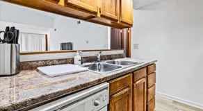 3BR Townhouse with Free Parking Near Downtown Ohio - Image 4