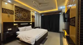 Crystal Crown Hotel - Image 2