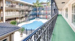 LA Plaza Apartments - Image 2