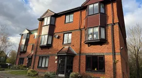 2 Bedroom Ap Close to Woking town with Free Parking - Image 3