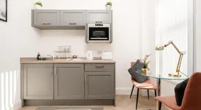 Large 6 bedroom all ensuite 2 with kitchenettes in Birkenhead Free Parking and Wifi Hosted by By Hinkley Homes Short Lets & Serviced Accommodation - Image 5