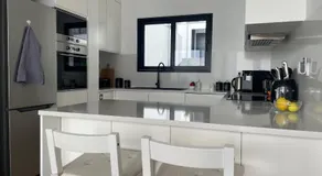Merveilleuse villa adaptée aux familles avec internet haut débit, barbecue et terrasse | Vue mer - Image 3