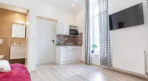 Affordable Apartment 6 Minutes from Lugner City Sleeps 3 - Image 4