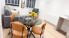 Spacious Modern 1 Bed Apartments in St Neots - Perfect for Contractors & Professionals - Free Parking - WiFi - Fully Equipped Kitchen - Smart TV Ideal for Work Stays and Long Projects - Image 5