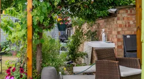 Charming Private Guest House - Image 3