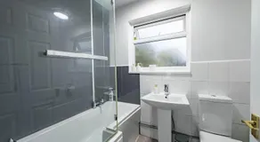 Southend Retreat KING SUITE Luxury stay with parking - Image 2