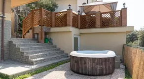 La Roccia Fiorita Appartamento con giardino e Jacuzzi - Image 5