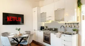 Milan Central, 8th Floor Penthouse with Skyline View - Image 2
