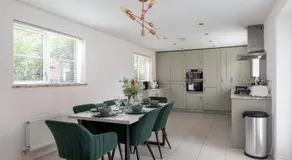 5 bed detached Contractors Parking Long Stays - Image 2