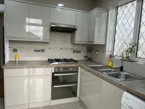 Lovely 2-Bedroom Bungalow, Northolt London R44 - Image 3