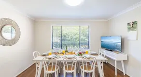 Small dog friendly 4-49 Bonito St - air con & Wi-Fi - Image 2