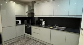 Modern Hounslow 2 Bed Apartment Near Heathrow - Image 5