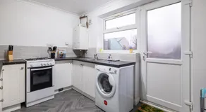 Perfect Booking 2 Bed Home in Hitchin - Image 5