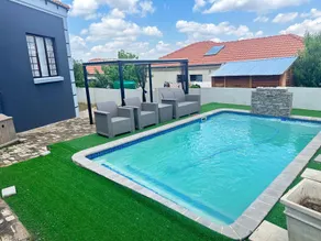 Poolside paradise - Image 5