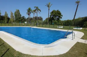 Appartement avec barbecue, jardin et piscine | Vue jardin - Image 3