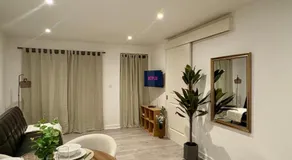 Modern Apartment - Free Parking - Image 2