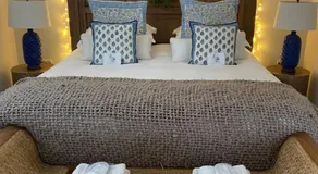 The Pelican Room-converted Cart Lodge near airport - Image 2