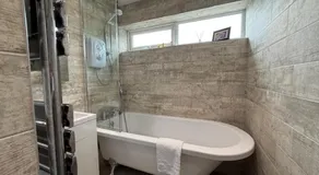 Frankie's Holiday Lodge - Image 2