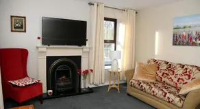 3 Bed Farmhouse - Sleeps 6 - Wifi - free Parking - Image 2