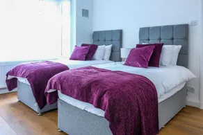4 Bed w/Parking  10 Minutes to NEC/Airport Stays - Image 2