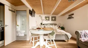 Meadow Cottage - Secluded Woodland Cottage with Private Hot Tub - Image 5