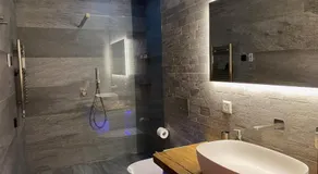 Appartamento con terrazza, idromassaggio e giardino - Image 2
