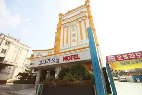 Opera Motel - Image 4
