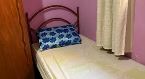 Quarto com duas camas confortáveis - Image 3