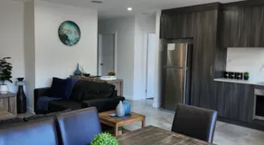 Lbarza Elegant Family 3BR Townhouse close to shopping centre Kialla - Image 5